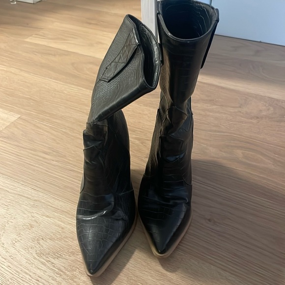 Amazon fendi look alike boots - Picture 1 of 2